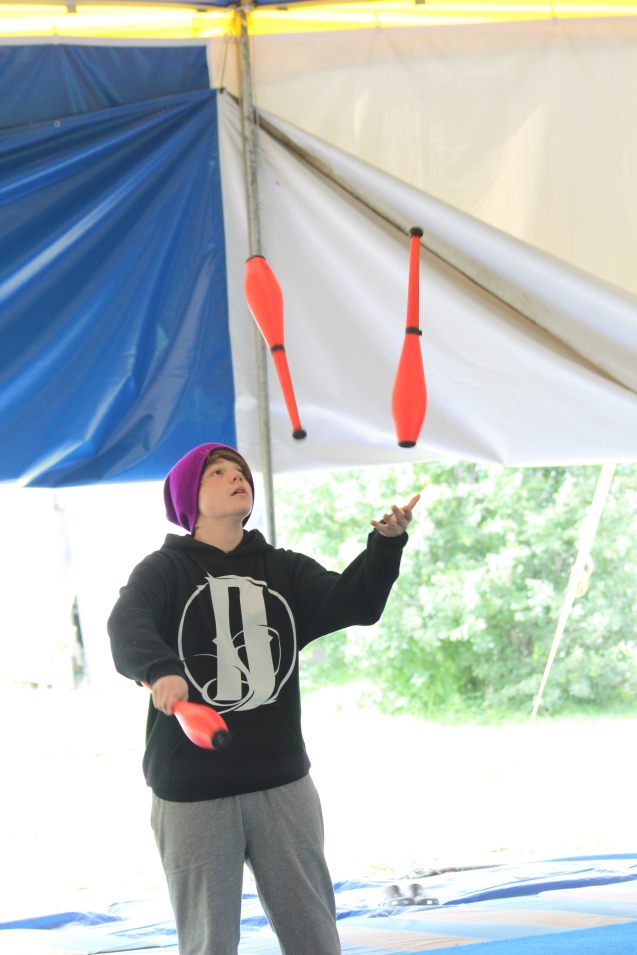 Kameron Badgers juggling at Circus Smirkus 2016